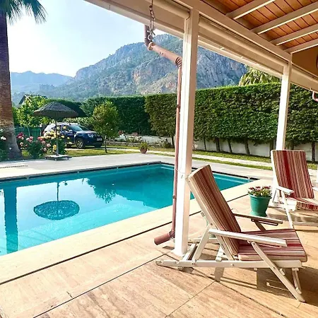 Corner - Conservative W / Pool & Garden In Gocek 페티예